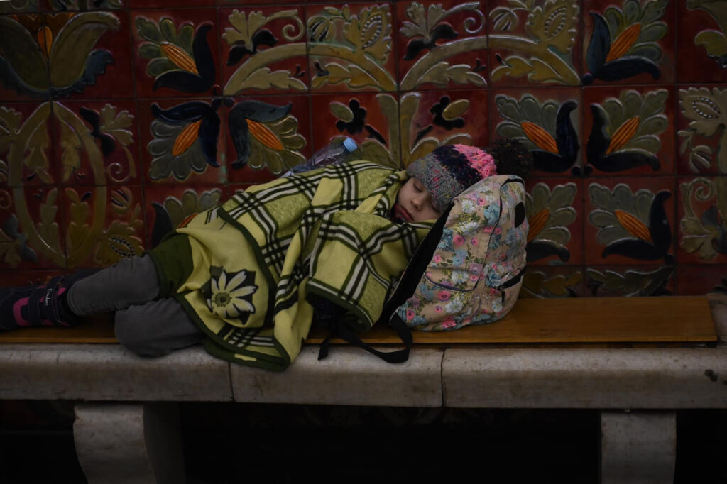 Ребенок спит в киевском метро на второй день войны.