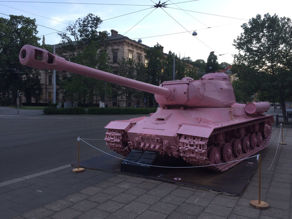 Розовый танк, Давид Черный