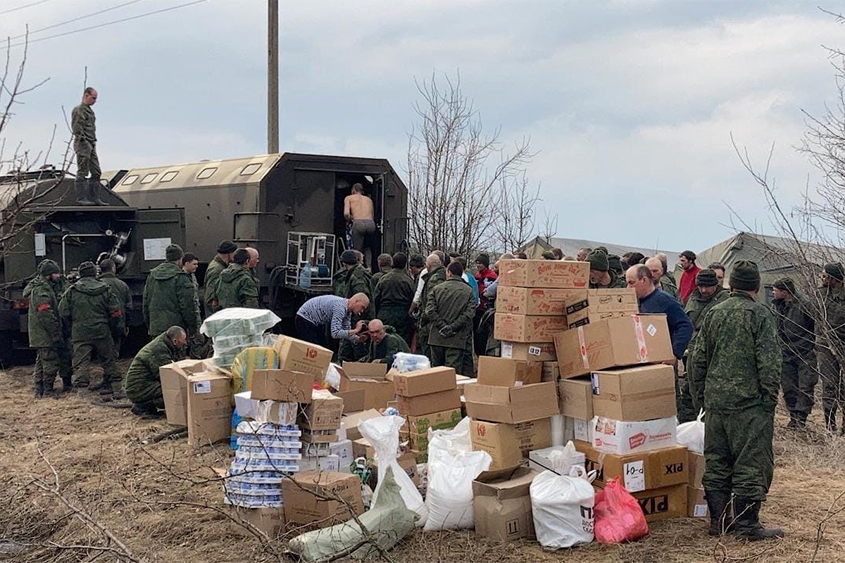 Покушать, какие они голодные!». Как россияне собирают своим солдатам чай,  трусы и батарейки на войну - Полигон