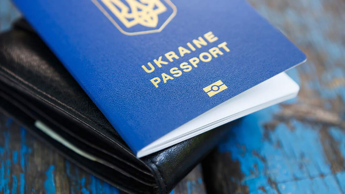 В РФ появился спрос на украинские паспорта. Они помогают перебраться в  Европу - Полигон