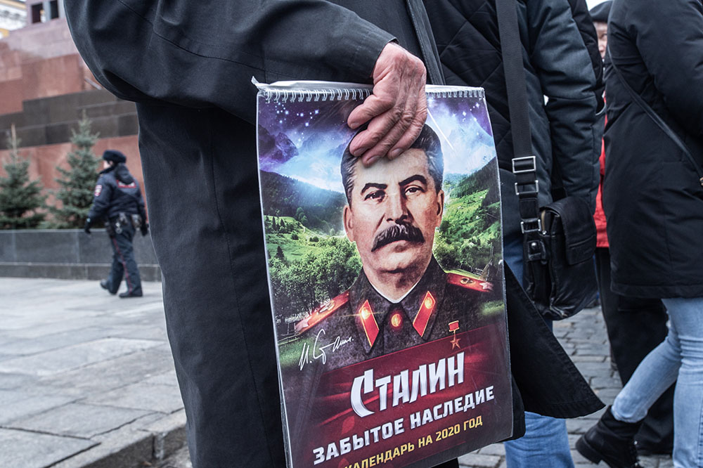 Человек с портретом Сталина на Красной площади. Архивный кадр. Фото: Юрий Белят / «Полигон медиа»