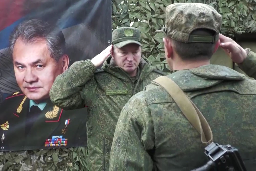 Генерал-полковник Александр Лапин награждает военнослужащих