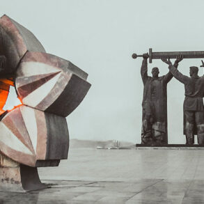 Памятник «Тыл фронту» в Магнитогорске. Фото: ChasovskikhM / WikiCommons