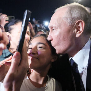 Путин целует девочку во время визита в Дербент