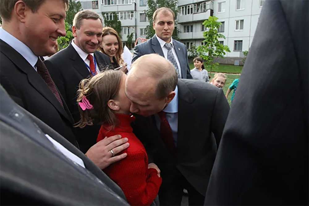 Путин во время визита в Псков в 2011 году
