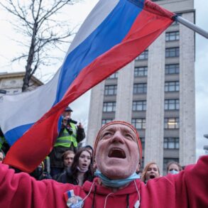 Архивное фото, Пенсионер на протестах в Москве. Фото: Валерия Савинова / «МБХ медиа»