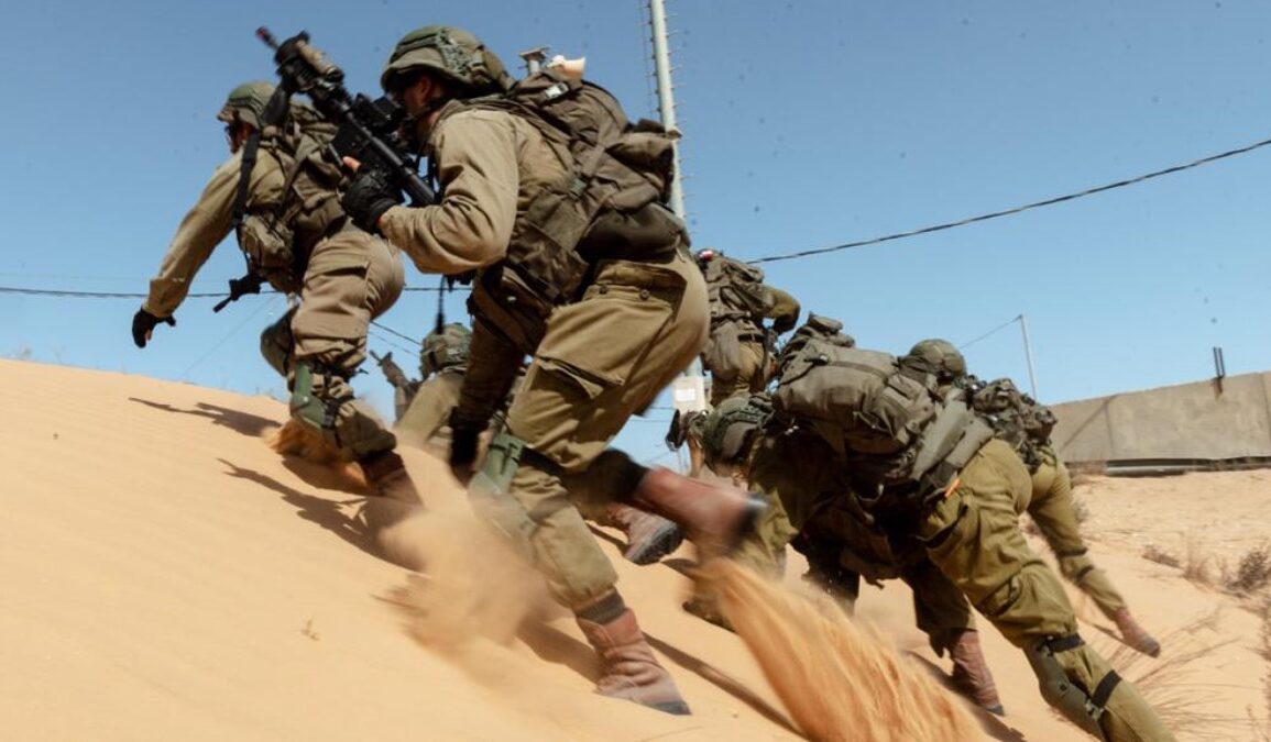 Солдаты армии обороны Израиля на учениях в пустыне. Архивное фото. Фото: пресс-служба АОИ