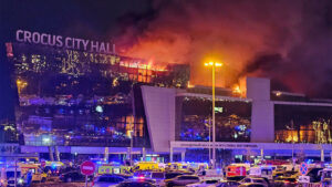 Здание «Крокус Сити Холла» в огне после теракта. Фото: АГН «Москва»
