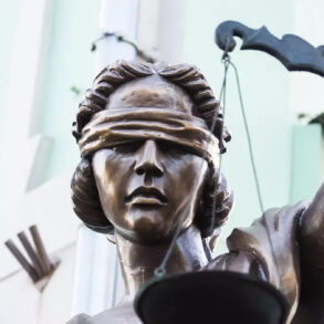 Статуя Фемиды у одного из Московских судов. Фото: Юрий Белят