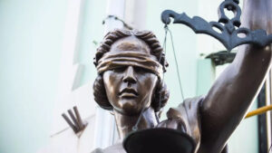 Статуя Фемиды у одного из Московских судов. Фото: Юрий Белят