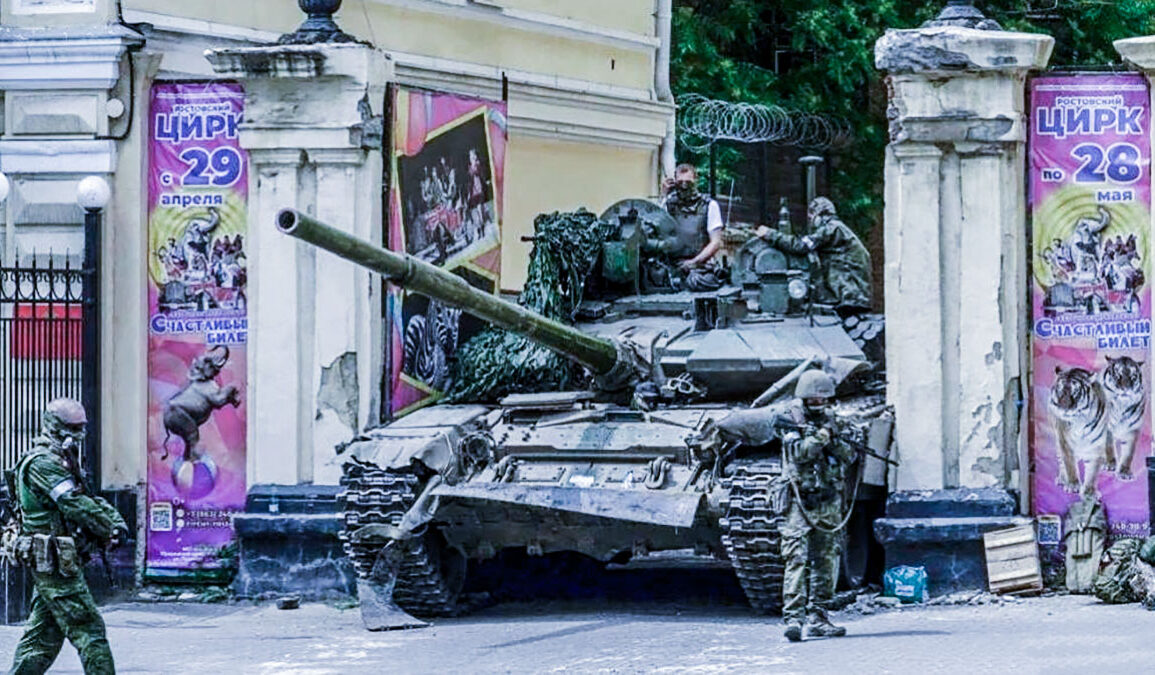 Танк, застрявший в воротах цирка в Ростове-на-Дону во время мятежа Евгения Пригожина. Фото: K24/GLP