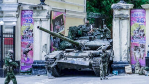 Танк в воротах цирка в Ростове-на-Дону во время мятежа Евгения Пригожина /Tank in the circus's gate in Rostov-On-Don during the Prigozhin's rebellion Фото: K24/GLP