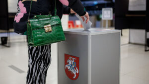 Голосование на парламентских выборах в Литве. Фото: J. Stacevičiaus / LRT